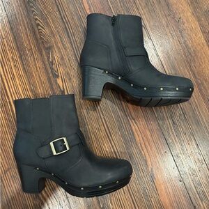 Womens Clarks Black Leather Studded Heeled Clogs Moto Buckle Boots Size 8 NWOB